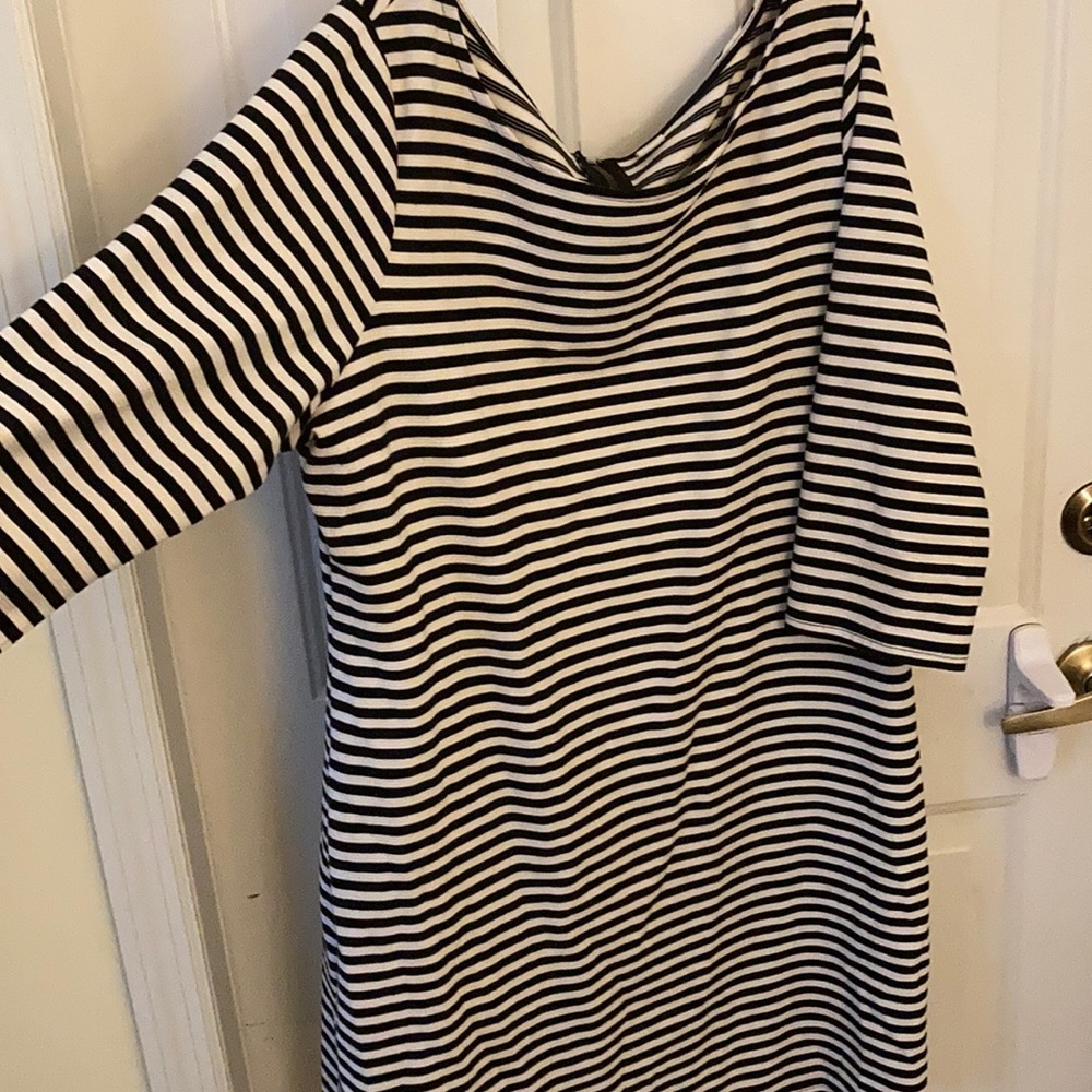 Old Navy Black & white striped dress. EUC!